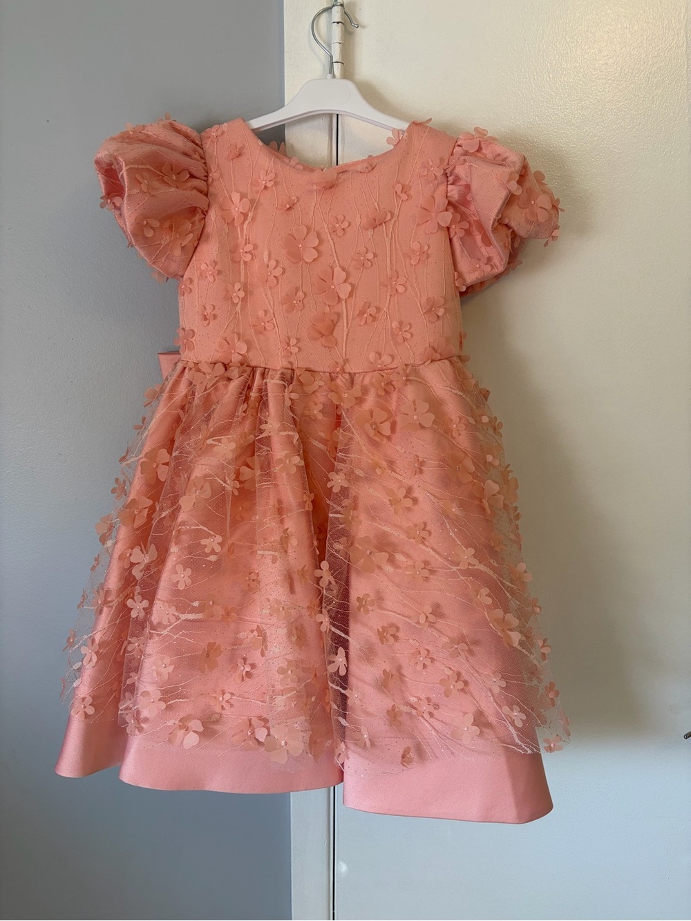 Tulleen Moneta coral dress with tulle and appliqués